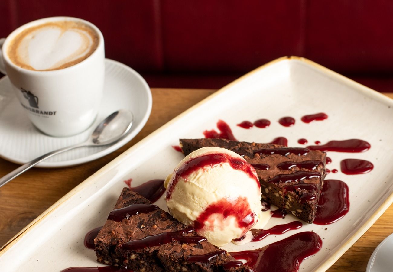 Cheers mit Homemade-Lemonade und Cocktail