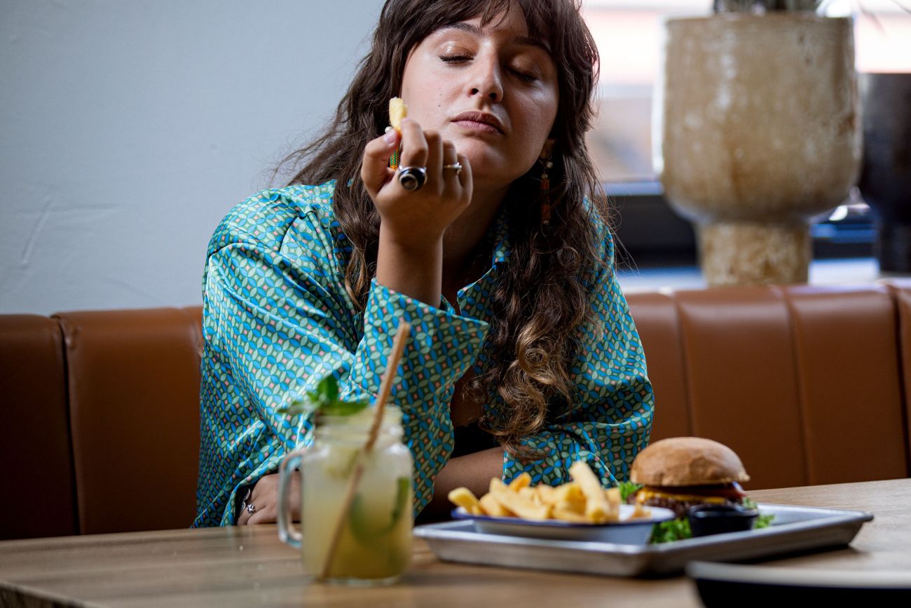 Cheers mit Homemade-Lemonade und Cocktail