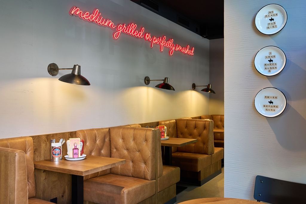 Tablett mit Burger, Pommes und Sauce.