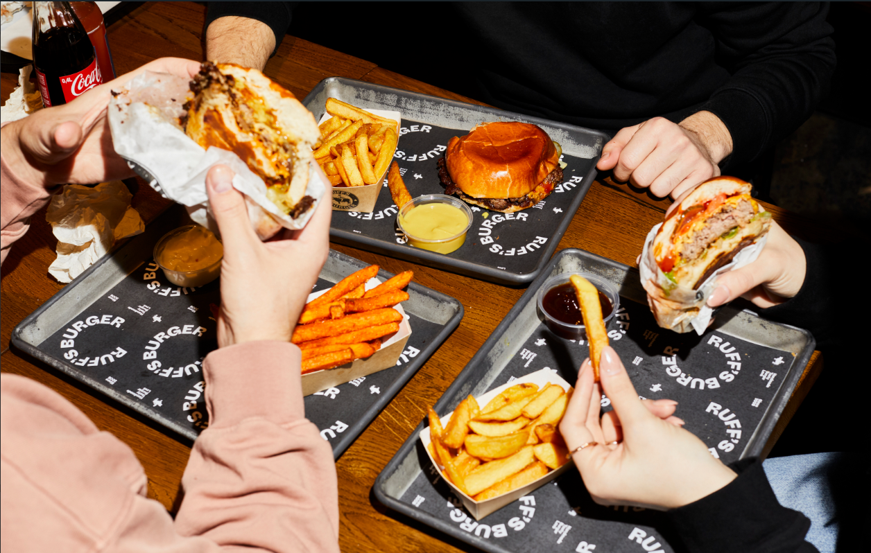 Tisch mit Freunden, die Burger essen