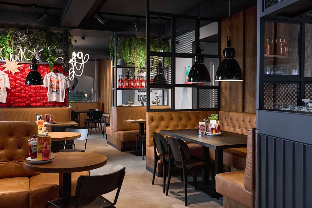 Tablett mit Burger, Pommes und Sauce.