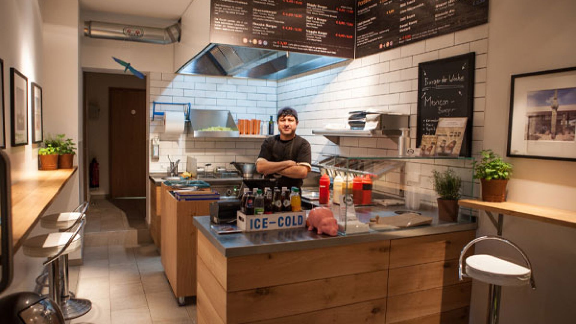 Interior des Burgermeister Stores in der Kasernenstrasse